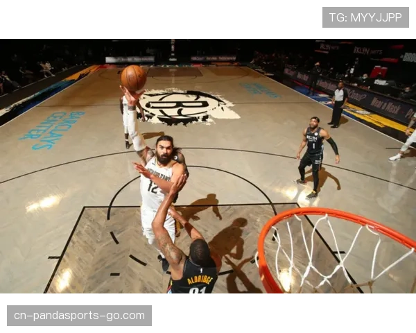 乔·杜马斯无球跑动拉开空间提升球队三分命中率