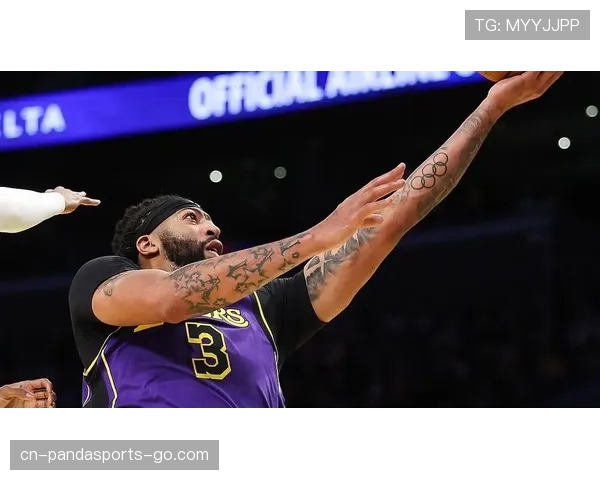 戴维斯内线统治力提升，高效输出改变湖人攻防节奏