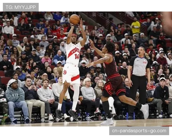 洛瑞无球跑动制造错位，提升猛龙进攻效率